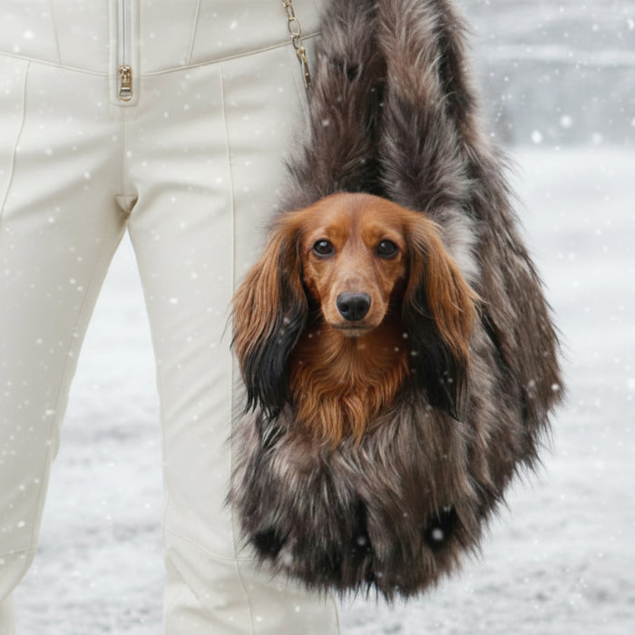 Sac pour petit chien fausse fourrure avec un teckel confortablement installé à l'intérieur