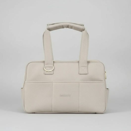 Sac voyage pour petit chien beige de la marque Oscar et Plume avec petit chien blanc à l'intérieur