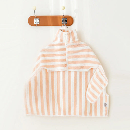 Serviette de bain chien rayée beige et blanche avec capuche suspendue sur un crochet mural