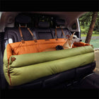 Siège voiture chien large Oscar et Plume vert et orange avec dog assis à l'intérieur pour sécurité en voiture