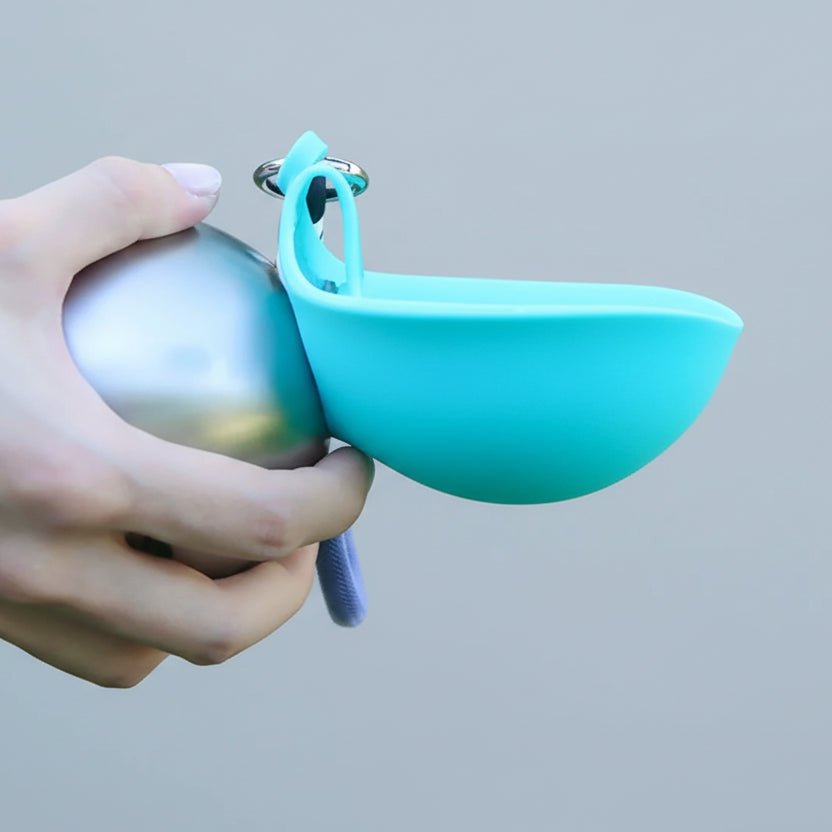 Gourde de voyage pour chien en main, design pratique avec un bol intégré pour les promenades
