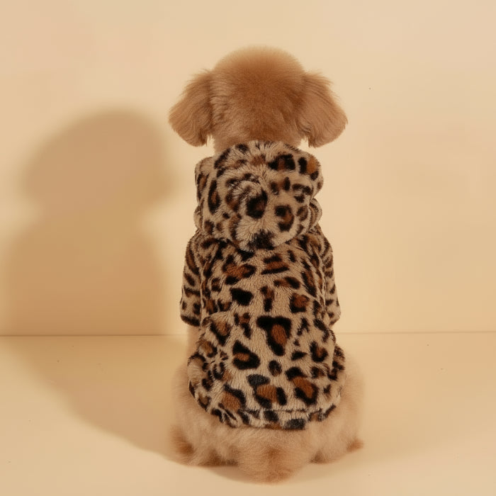 Chien portant un sweat capuche pour chien à motif léopard en tissu pelucheux doux