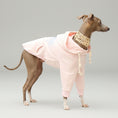 Carica l'immagine nel visualizzatore della galleria, Sweat capuche pour whippet en rose avec cordons et imprimé stylé pour chiens élégants
