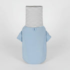 Sweat col haut pour teckel en bleu avec un col rayé et des manches courtes