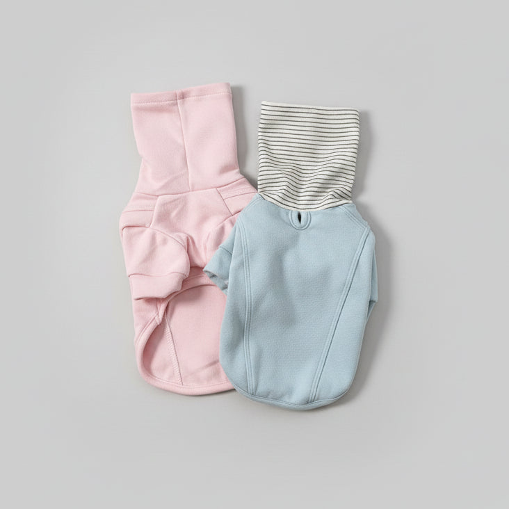 Sweat col haut pour teckel en bleu et rose avec col rayé pour le confort des chiens