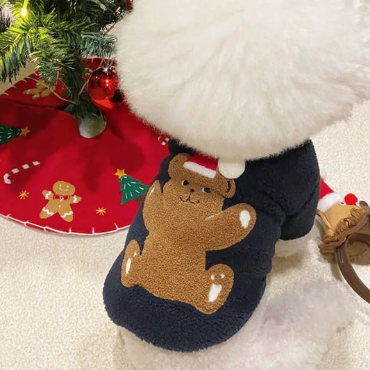 Chien portant un sweat de Noël pour chien avec motif ours et bonnet de Noël sous un sapin