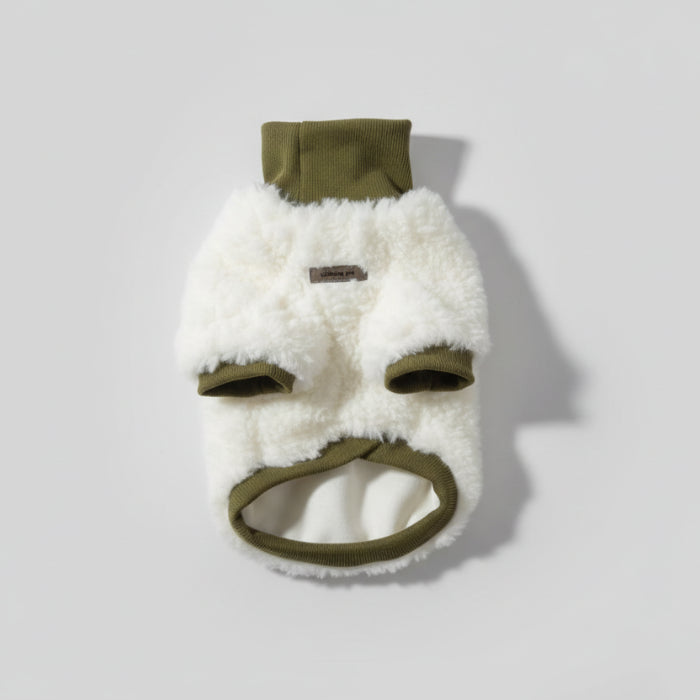 Sweat en peluche pour chien de couleur crème avec manches vertes pour un confort optimal