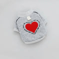 Charger l'image dans la visionneuse de la galerie, Sweat gris pour chien avec cœur rouge et message love and peace de la marque Oscar et Plume
