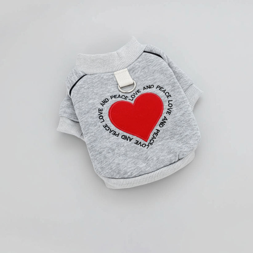 Sweat gris pour chien avec cœur rouge et message love and peace de la marque Oscar et Plume