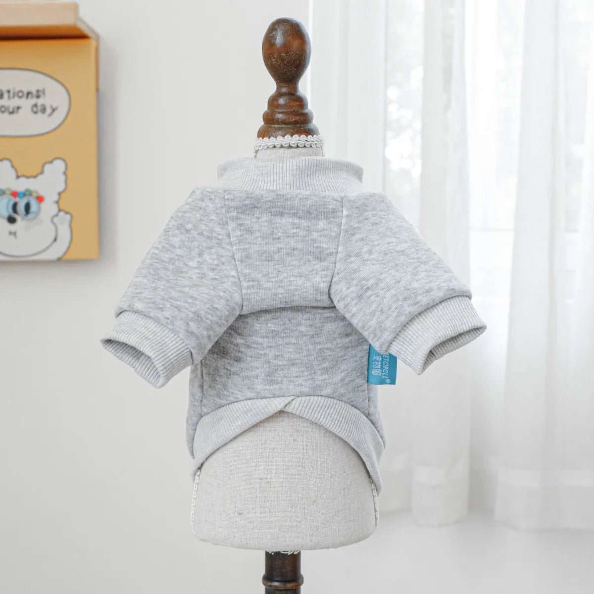 Sweat gris pour chien de Oscar et Plume en tissu doux et confortable sur un mannequin