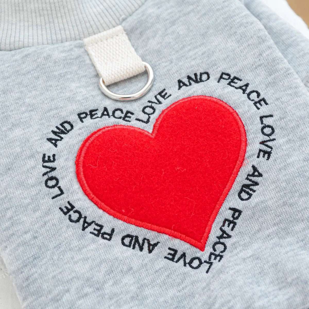 Sweat gris pour chien avec cœur rouge brodé et texte love and peace par Oscar et Plume