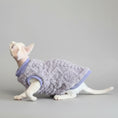 Cargar la imagen en la vista de la galería, Sweat polaire pour chat Sphinx en violet, doux et confortable pour les journées fraîches
