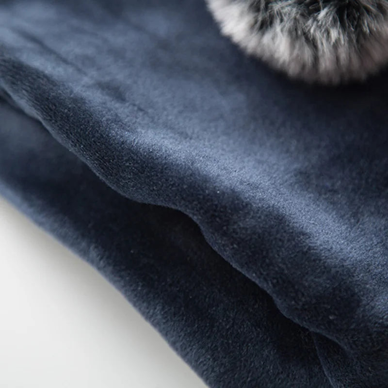 Détail tissu doux et confortable du sweat pour chien bleu foncé Oscar et Plume avec pompon en fausse fourrure
