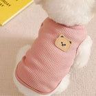 T-shirt chien rose avec badge ours pour chiens confortables de la marque Oscar et Plume