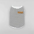 Charger l'image dans la visionneuse de la galerie, T-shirt coton pour chien à rayures noires et blanches avec étiquette en cuir.
