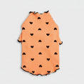 Carica l'immagine nel visualizzatore della galleria, T-shirt coton pour petit chien à motifs de coeur noirs sur fond orange
