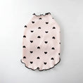 Carica l'immagine nel visualizzatore della galleria, T-shirt coton pour petit chien à rayures roses avec motifs de cœurs noirs pour un look adorable
