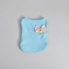 T-shirt design pour chien bleu clair avec un nœud rose et décoration florale Oscar et Plume