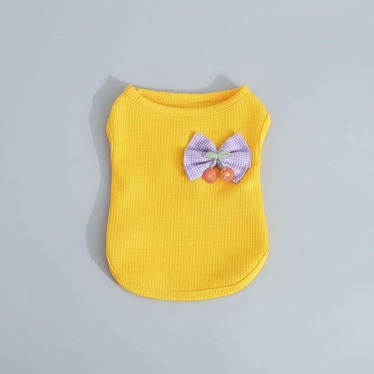 T-shirt design pour chien jaune à nœud violet avec cerises décoratives par Oscar et Plume