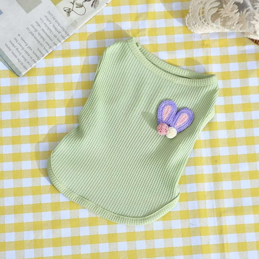 T-shirt design pour chien vert clair avec broderie lapin violet sur tissu texturé