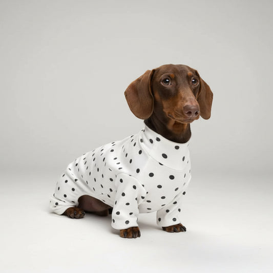 T-shirt en coton doux pour teckel avec des pois noirs sur fond blanc, parfait pour le confort de votre chien