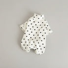 T-shirt en coton doux pour teckel à pois noirs sur fond blanc, idéal pour le confort de votre animal.