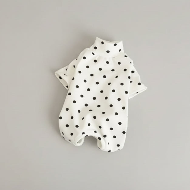 T-shirt en coton doux pour teckel à pois noirs sur fond blanc, idéal pour le confort de votre animal.