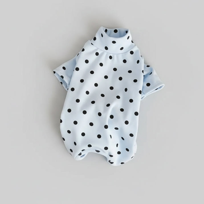 T-shirt en coton doux pour teckel à pois noir sur fond bleu clair, idéal pour les journées ensoleillées