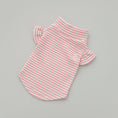 Load image into Gallery viewer, T-shirt manches volantes pour teckel à rayures roses et blanches, confortable pour les animaux
