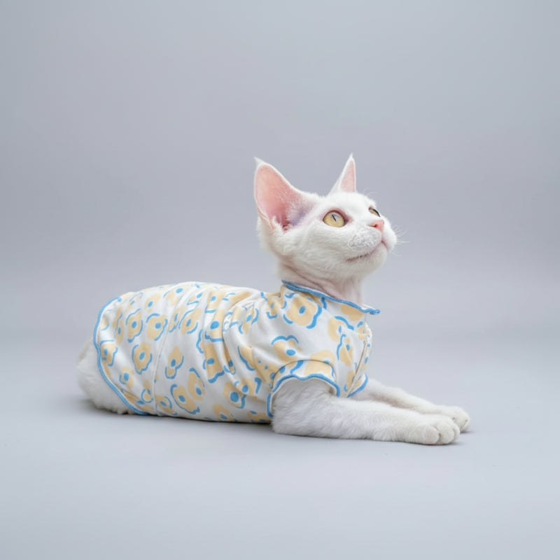 T-shirt pour chat léger en tissu doux avec un motif floral, parfait pour le confort de votre chat