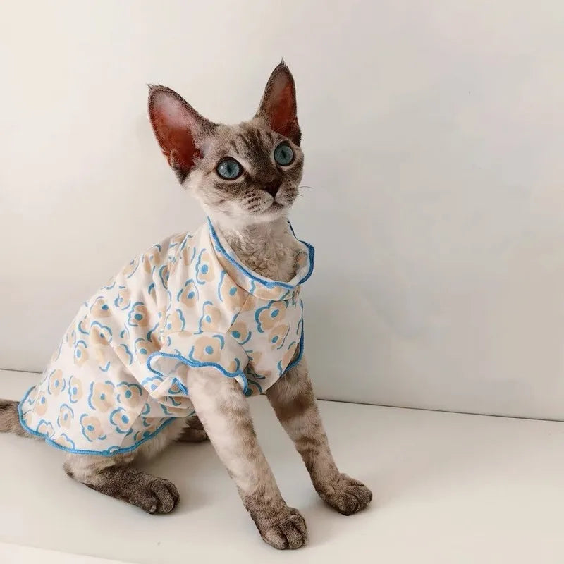 T-shirt pour chat léger avec motifs floraux et col en bordure bleu pour un look élégant