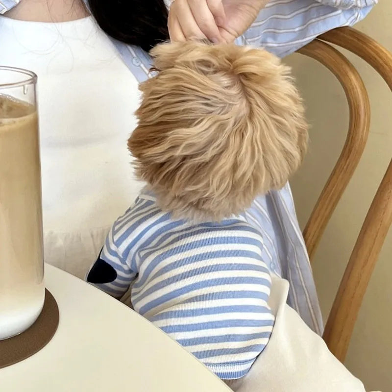 T-shirt pour chien rayé bleu avec un design confortable pour les petits animaux de compagnie