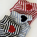 Carica l'immagine nel visualizzatore della galleria, T-shirt pour chien rayé avec cœurs en rouge, bleu et noir, parfait pour les petits animaux de compagnie
