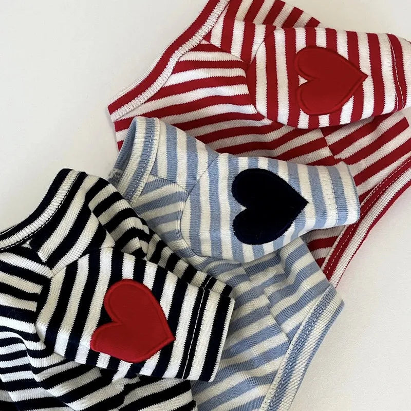T-shirt pour chien rayé avec cœurs en rouge, bleu et noir, parfait pour les petits animaux de compagnie