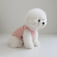 Carica l'immagine nel visualizzatore della galleria, T-shirt sans manches petit chien en rose avec bouton pour un look tendance
