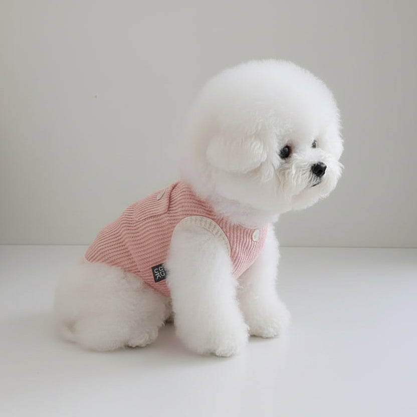 T-shirt sans manches petit chien en rose avec bouton pour un look tendance