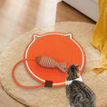 Load image into Gallery viewer, Tapis à Gratter pour chat Oscar et Plume Jaune / Diamètre = 42 cm
