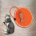 Load image into Gallery viewer, Tapis à Gratter pour chat Oscar et Plume Jaune / Diamètre = 42 cm
