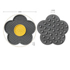 Tapis à lécher pour chien et chat en forme de fleur gris avec zone centrale jaune et picots