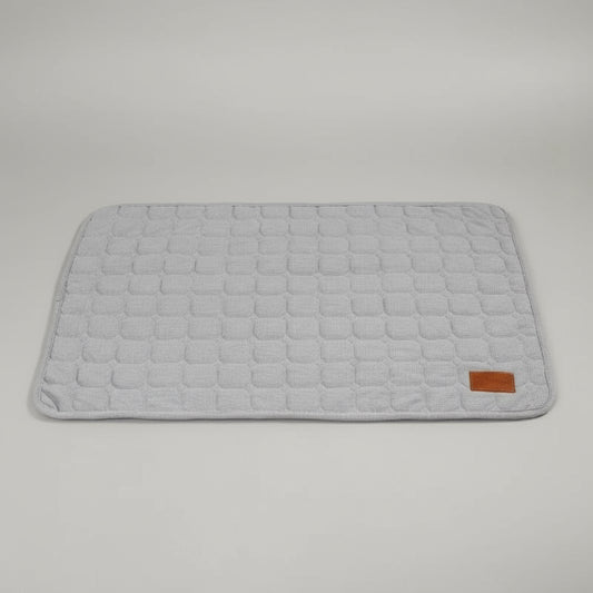 Tapis antidérapant chien et chat gris clair avec texture matelassée pour animaux de compagnie Oscar et Plume