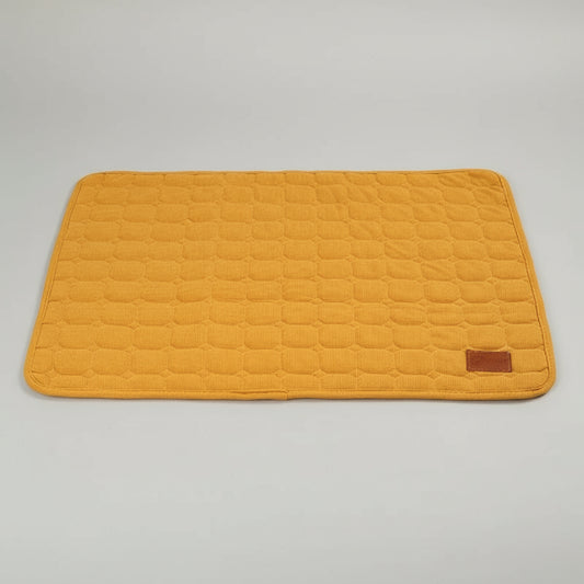 Tapis antidérapant chien et chat jaune moutarde en tissu matelassé Oscar et Plume pour animaux