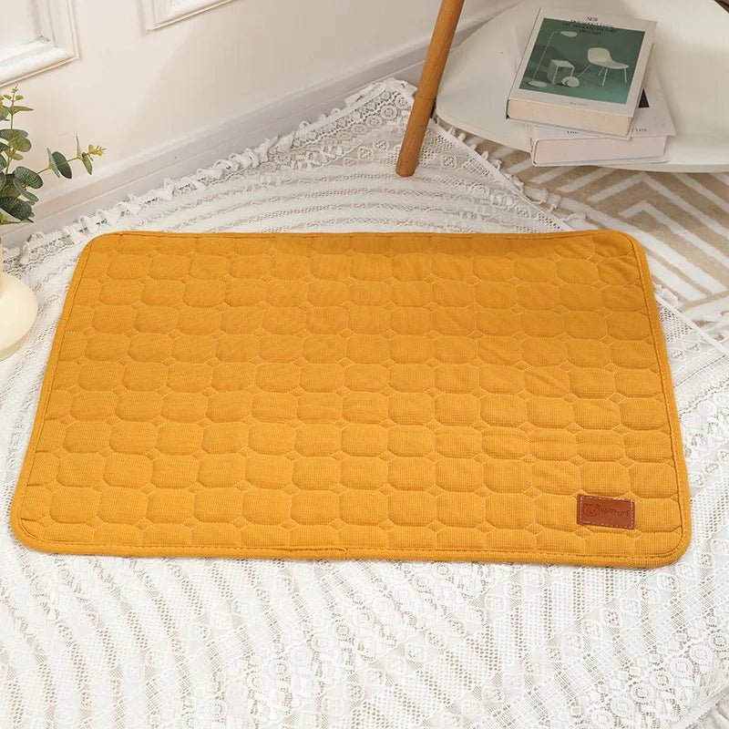 Tapis antidérapant pour chien et chat Oscar et Plume Jaune / 40x30cm