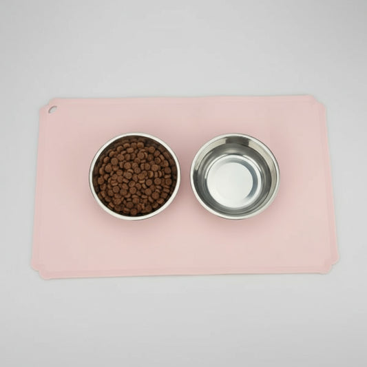 Tapis en silicone pour gamelle rose avec deux bols en acier inoxydable, un avec croquettes