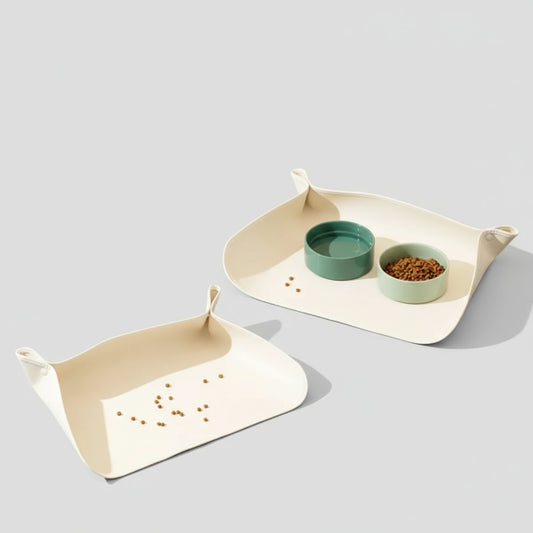 Tapis gamelle antidérapant beige pour animaux avec bords relevés et deux gamelles vertes