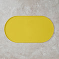Load image into Gallery viewer, Tapis gamelle chien jaune antidérapant pour maintenir les gamelles en place et faciliter le nettoyage
