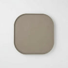 Tapis gamelle étanche gris taupe avec bords arrondis pour protéger le sol des éclaboussures