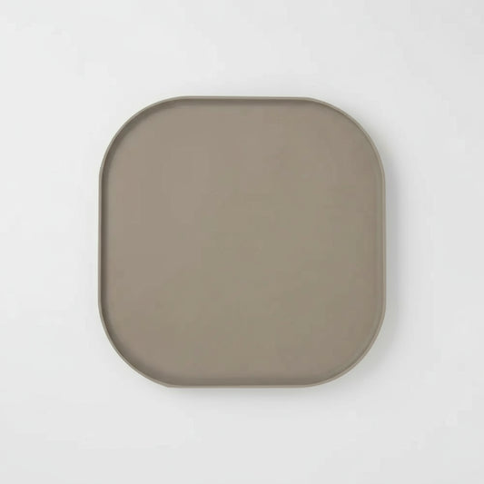 Tapis gamelle étanche gris taupe avec bords arrondis pour protéger le sol des éclaboussures