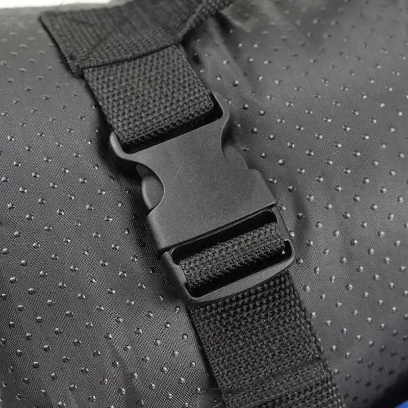 Détail d'un tapis imperméable pour chien avec sangle noire réglable et texture antidérapante