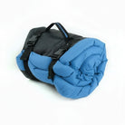 Tapis imperméable pour chien enroulé avec des sangles de fixation pour un transport facile