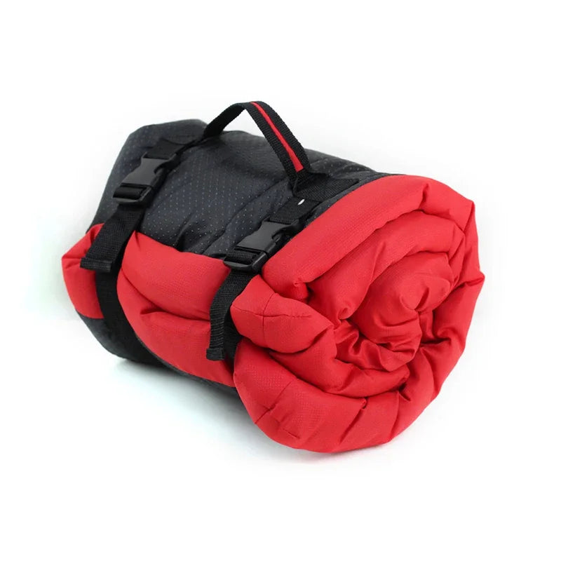 Tapis imperméable pour chien enroulé en rouge et noir, parfait pour les sorties et les aventures en plein air